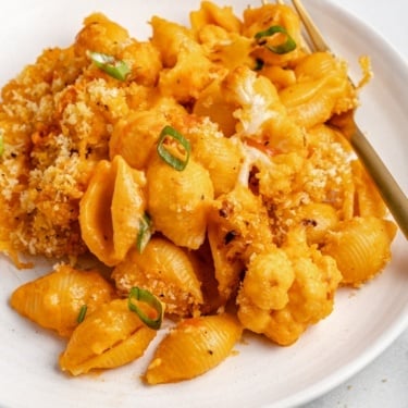 easy buffalo mac and cheese with cauliflower on a plate