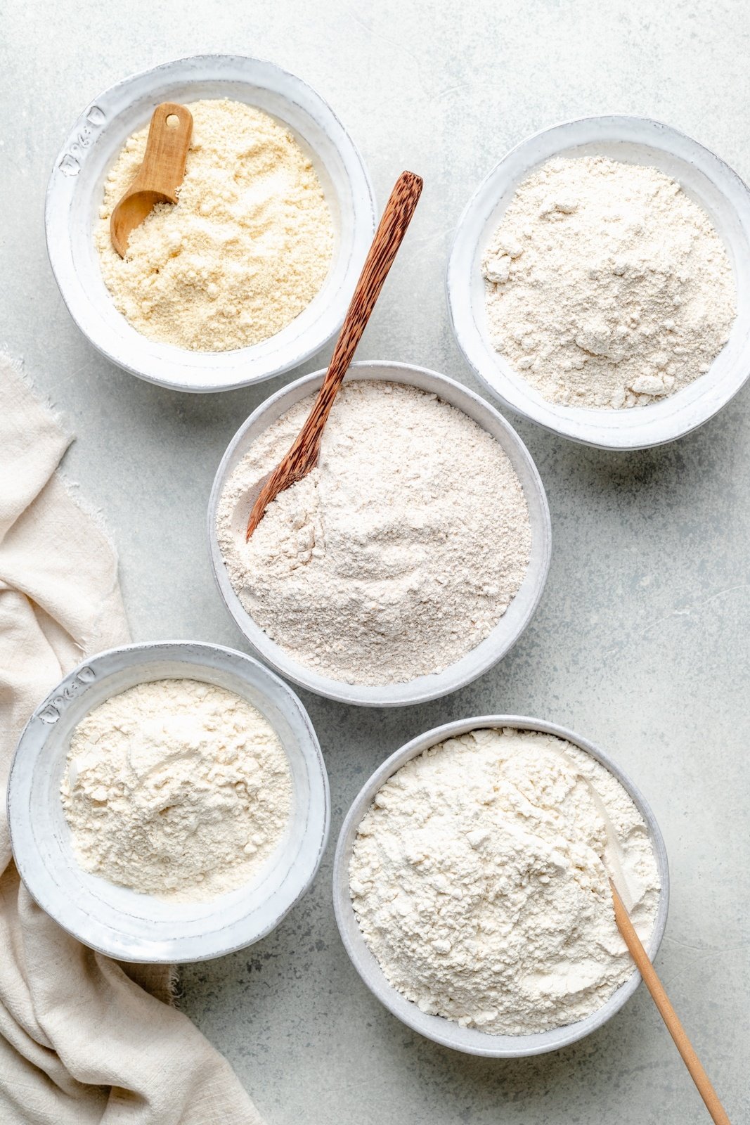 different types of flour in bowls