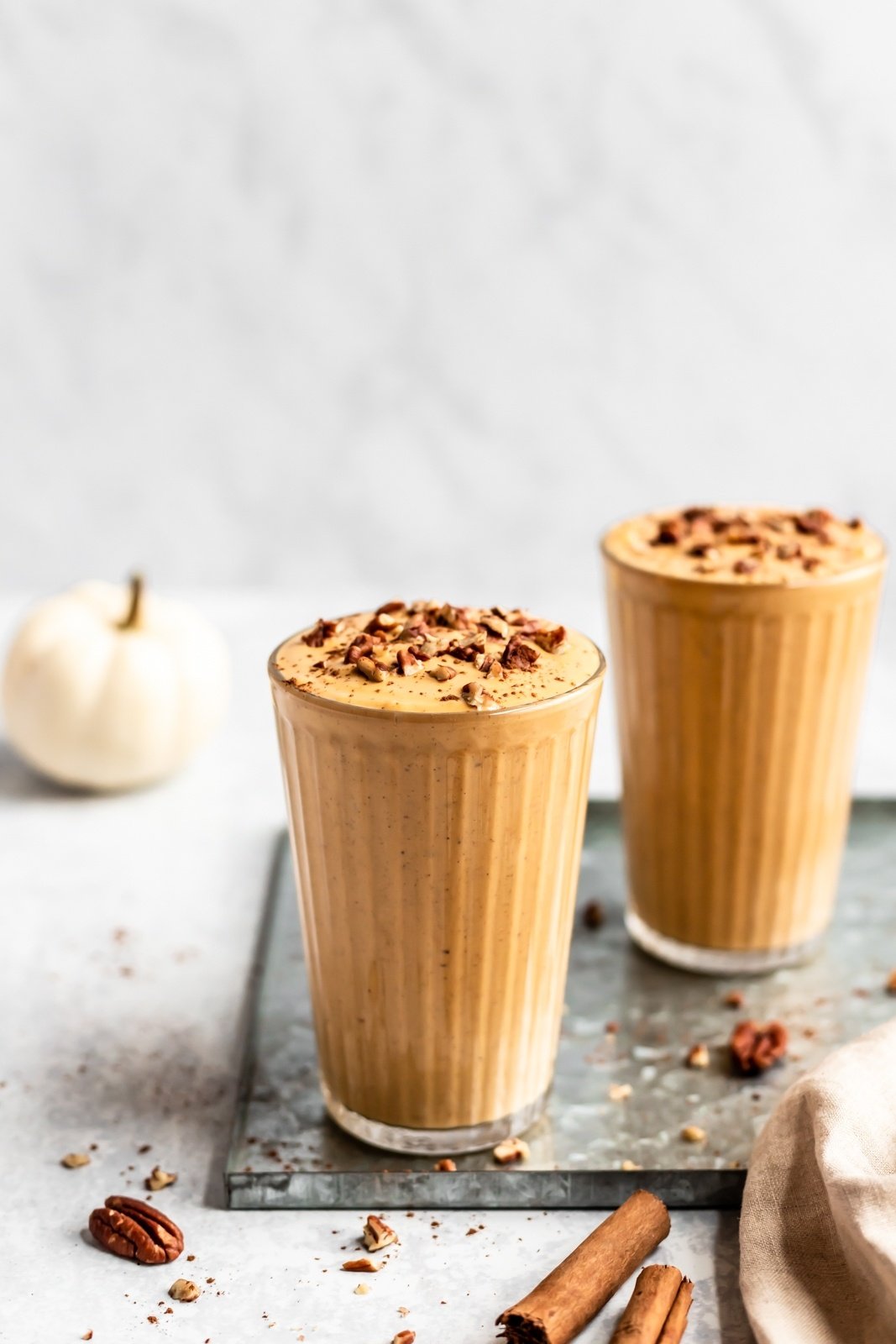 healthy pumpkin pie smoothie in two glasses