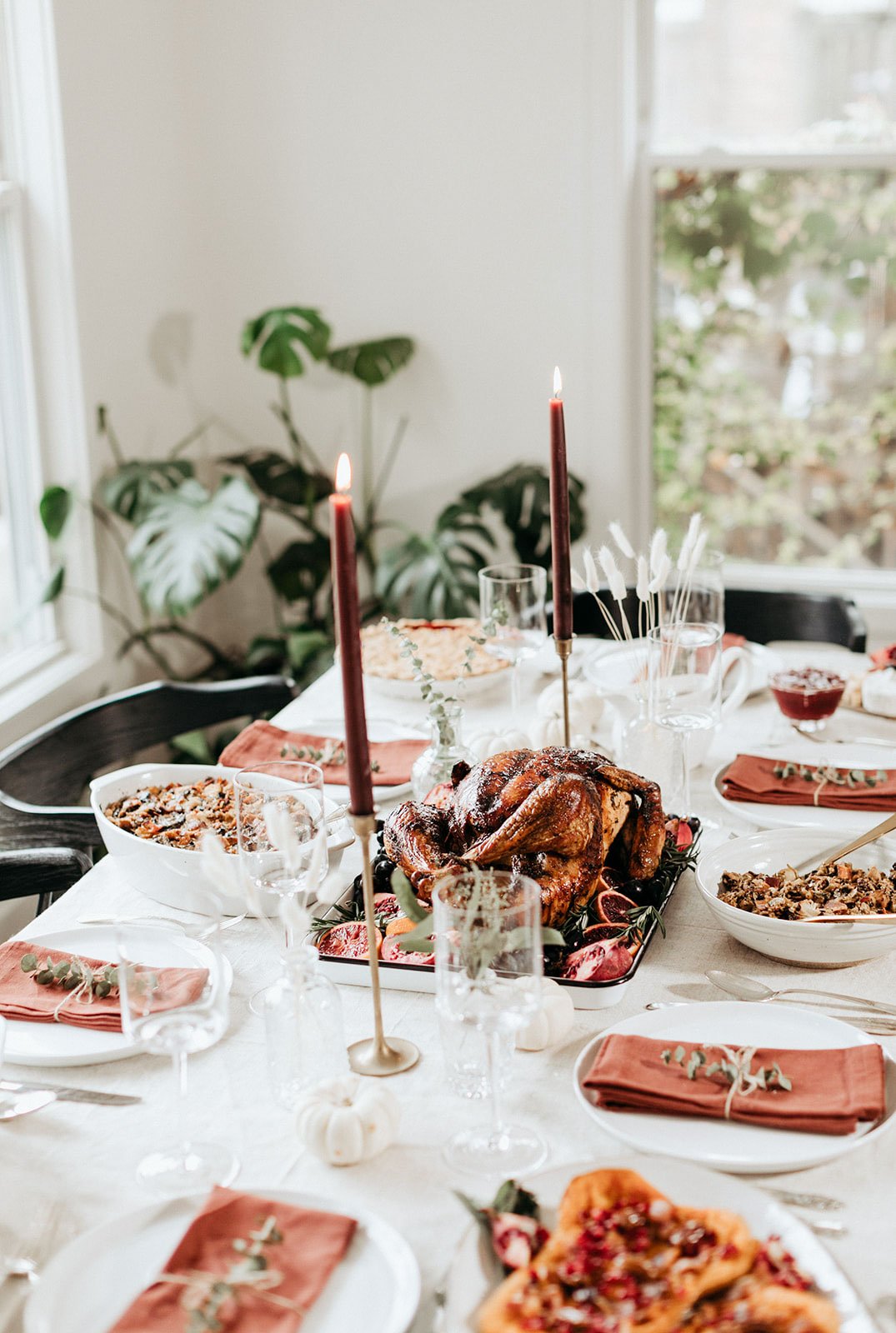 thanksgiving tablescape for hosting thanksgiving